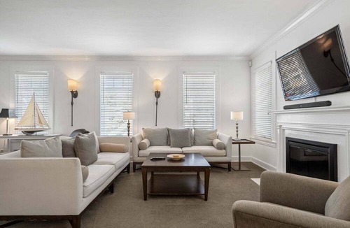 Brookwood Apartment | Standish House by BCA Furnished Apartments Standish House