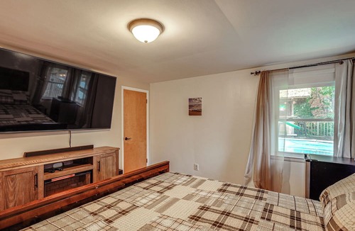 Muskegon Cottage | Detached Sauna, Movie Room! Relaxation in Muskegon