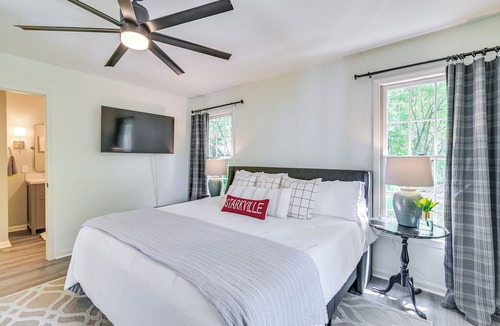 Starkville Cottage | 1 Mi to Miss State: Wremy Cottage w/Deck & Yard