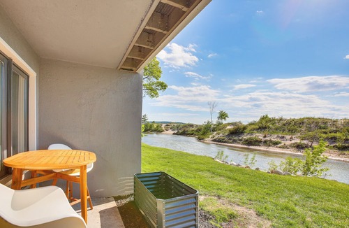 Maple City Apartment | Glen Arbor Riverfront Retreat: Steps to Beach!