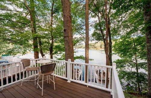 Mayfield Cottage | Arbutus Lakeside Stay-Pontoon Rentals-Near TC!