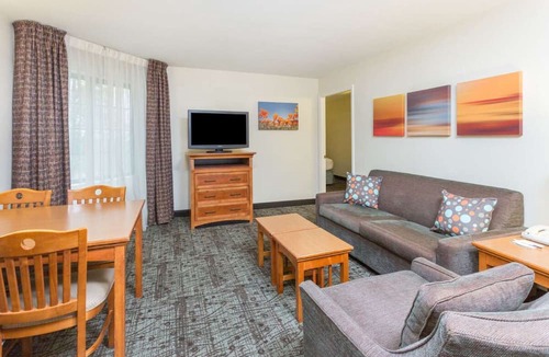 Dunwoody Apartment | Pleasant Stay! Full Kitchen, Free Breakfast! Pet-friendly and Swimming Pool!
