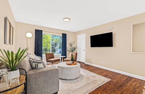 Roseville Apartment | New! Cozy 1BR Upper Flat Near Roseville Downtown
