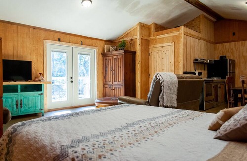 Ramer Apartment | studio rm w/full kitchen, 1 bth , private deck, & WiFi @ Kick Back Ranch.