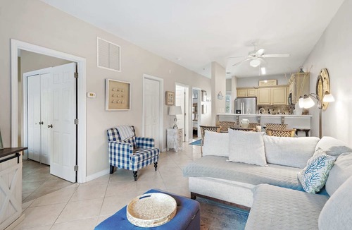 Seagrove Beach Condo | Golf Cart | Large Pool | Walk to the Beach | Sleeps 6 | Heron's Watch 7206