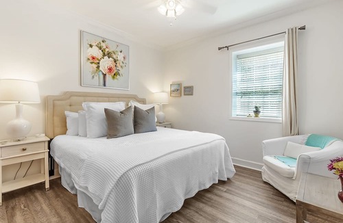 Fairhope Apartment | Dogwood at Jubilee Suites Bed & Breakfast. 1K/1Q/2B.