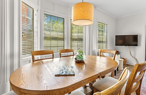 Fairhope Apartment | Camellia at Jubilee Suites Bed & Breakfast. 2K/2B.