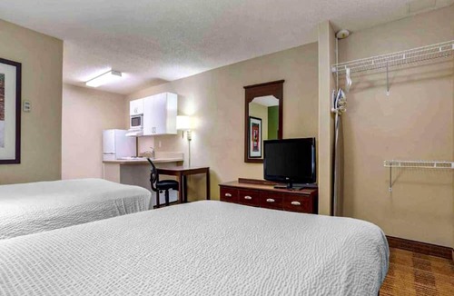 Huntsville Apartment | 2 Full Beds | Mobil Access Tub Nsmk Kitchen