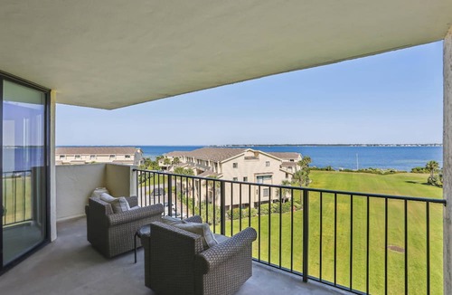 Pensacola Beach Condo | Lazy Dolphin - Beautifully Updated, Convenient Condo with Huge Community Pool & Tennis Court