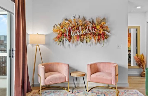 Sobro Apartment | Downtown Nashville - Rooftop POOL - 10 min Walk to Broadway! Sleeps 8