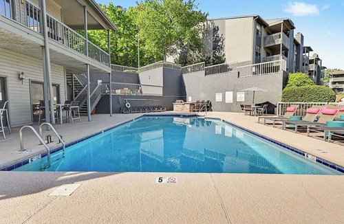 Vestavia Hills Apartment | 2BR Great for Mid/Long Stays - King Bed/Pool/Gym/Family Friendly