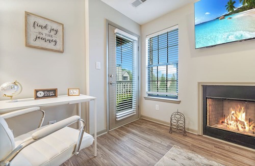 Sherwood Park Apartment | Business Traveler+ Gate 9 3 minsSpace Camp 3 mins. UAH Campus 5 minutes-Shopping
