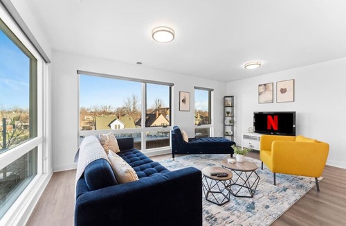 Wyandotte Apartment | The W Loft Spacious 2 Bed Private Pool and Gym