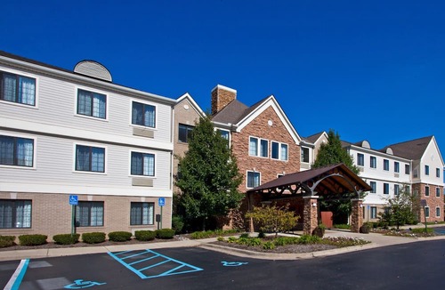Utica Condo | Equipped Suite | Free Daily Breakfast, 24h Business Center + Seasonal Pool