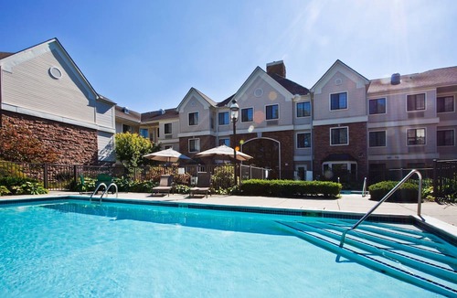 Utica Condo | Equipped Suite | Free Daily Breakfast, 24h Business Center + Seasonal Pool