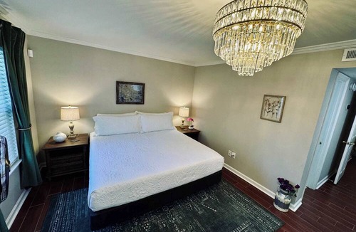 Auburn Condo | Gorgeous Condo across from Vet School - King Bed, Full Kitchen, Pool