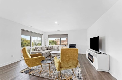 Wyandotte Apartment | Loft, Open Concept, Balcony 2 Bed, Pool Gym, Wifi
