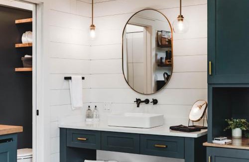 Guntersville House | Luxury tiny house with hot tub and private deck!