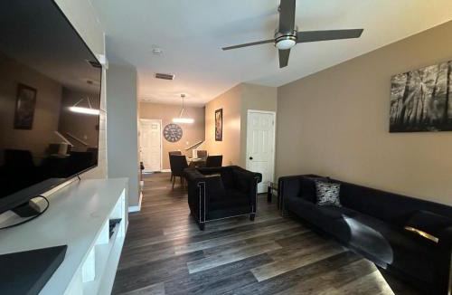 Southwestern Apartment | Basic 4 bedrooms with 7 beds 15 min from downtown sleeps 9 Adults comfortably for Work crews and Large groups
