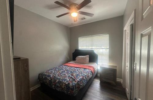 Southwestern Apartment | Basic 4 bedrooms with 7 beds 15 min from downtown sleeps 9 Adults comfortably for Work crews and Large groups