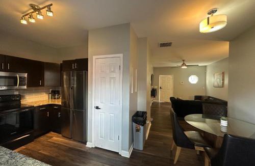 Southwestern Apartment | Basic 4 bedrooms with 6 beds 15 min from downtown sleeps 9 Adults comfortably for Work crews and Large groups