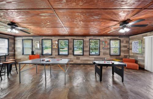 Normal House | Southern Comfort Escapes 5BR for 14 Near NASA home