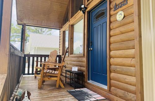 Groveoak House | Rustic Chic Alabama Cabin w Loft Fire Pit Pet Friendly Fenced Yard Lake Guntersville - Lucky Lodge