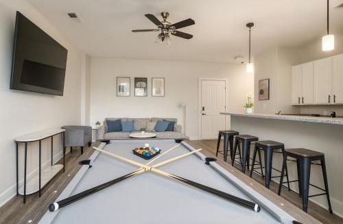 Glen Iris Apartment | Family Group Retreat 3 Queens Pool Table 2nd