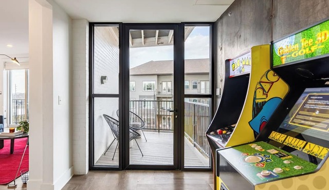 Dual Bachelor Pads w/ Rooftop Lounge & Games Sleeps 26 5 Min to Broadway