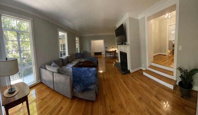 Mid-Century Modern - 3600sqft - 1 Mile to CBD Historic Surroundings, Walk to CBD