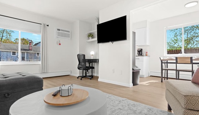 Contemporary 1BR, Fast WiFi, Pet-Friendly