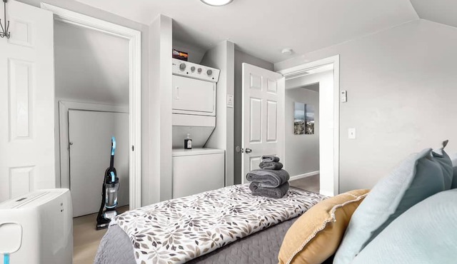 Prime Location! 2BR, King Bed w/Laundry