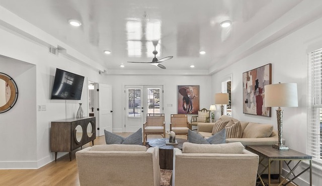 The Norma High-end Condo | Blocks from Stadium | Game Day