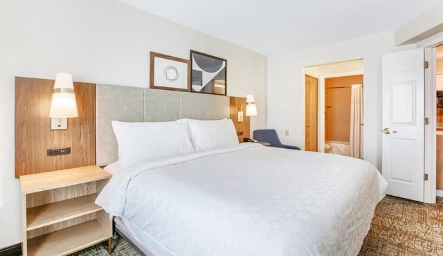 Outdoor Pool + Near to the Beach | 1 Bedroom