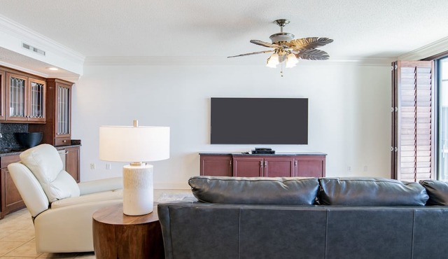 Top Floor with all the Upgrades! Gorgeous Unit! Pet Friendly!