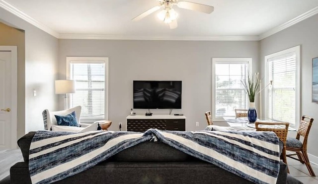 Vacation Oasis-Resort Condo with Lush Pool & Tiki Bar for Ultimate Relaxation
