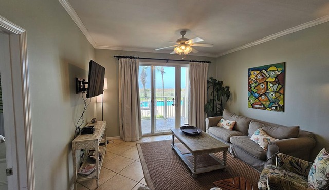 Inn at Dauphin Island 109 Family Friendly Sleeps 8-Walk out to Pool and Beach
