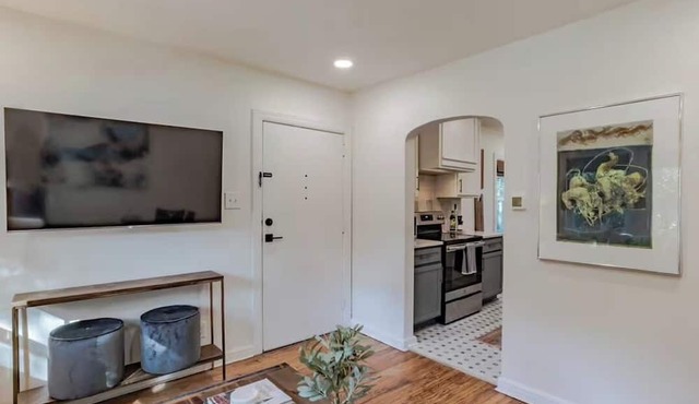 Red Door Loft, Steps from Dauphin Street, Historic Mobile Boutique 2BR