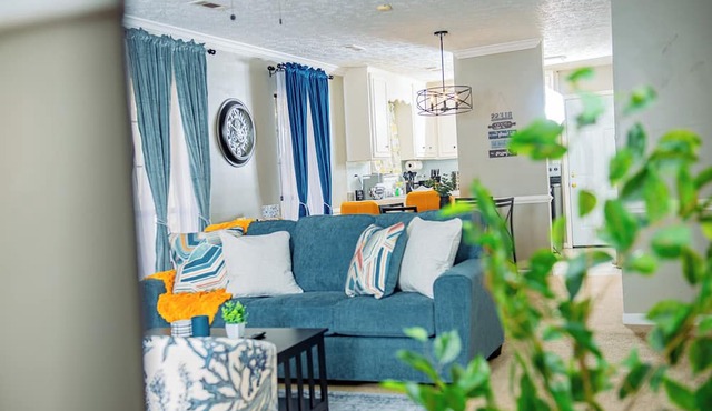 Stylish 2BR Retreat W/Fast Wi-Fi + Free Parking