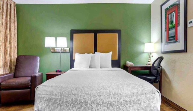 1 King Bed | Non-Smoking, Kitchen