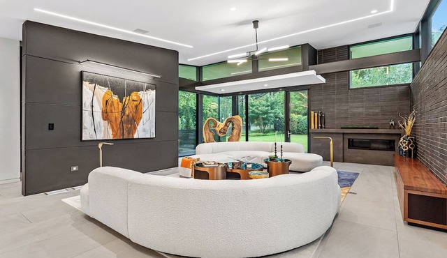 Contemporary Modern estate in delightful Atlanta with an infinity swimming pool