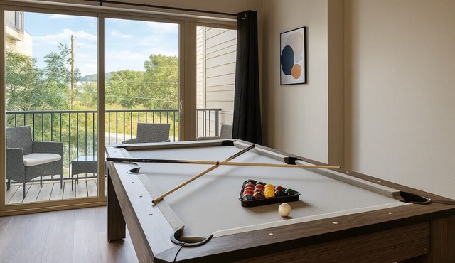 Family & Group Retreat|3 Queens Beds + Pool Table 2nd