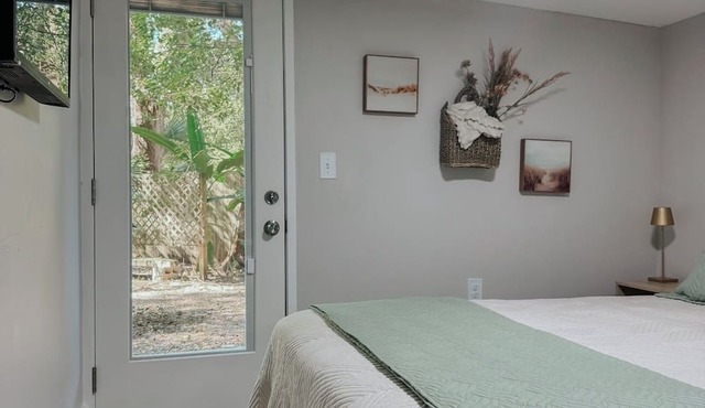 Cozy Apartment Near Downtown and Pensacola NAS
