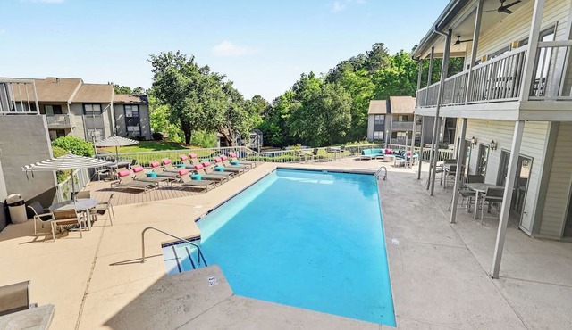 2BR Great for Mid/Long Stays - King Bed/Pool/Gym/Family Friendly