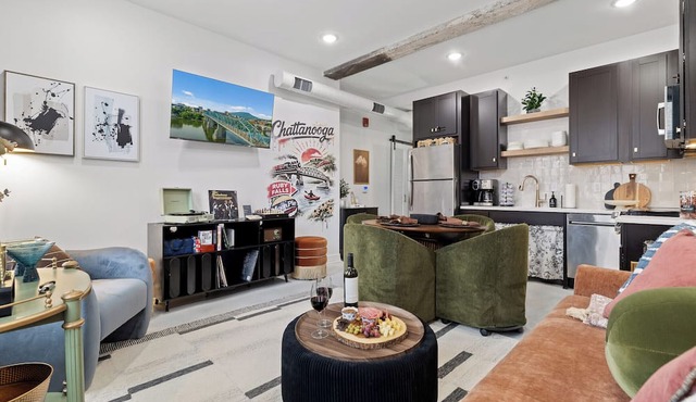 Historic 1915 Downtown Condo, 2BR 2BA, Sleeps 6, Free Parking, Pet Friendly