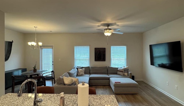 Executive 3BR Townhome, Sleeps 6, Near I-20
