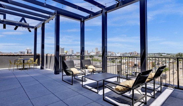 Chic Oasis w/Pool, Gym, & Stunning City Views