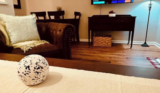 Lakefront, Incredible Condo by College St-King Bed, Full Kitchen, Full Bathroom