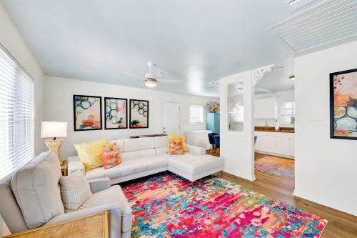 Coastal Cottage Retreat Pool, Boat Dock, & Minutes to Pirates Cove