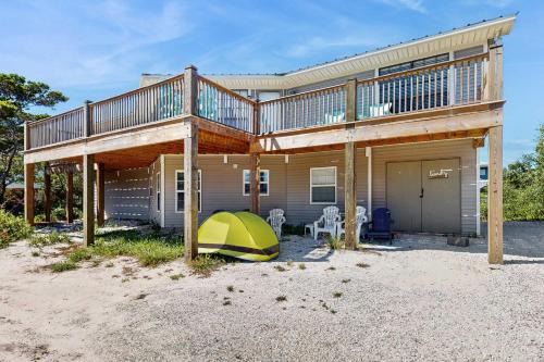 Downstairs duplex near the beach with full kitchen WiFi cable partial AC